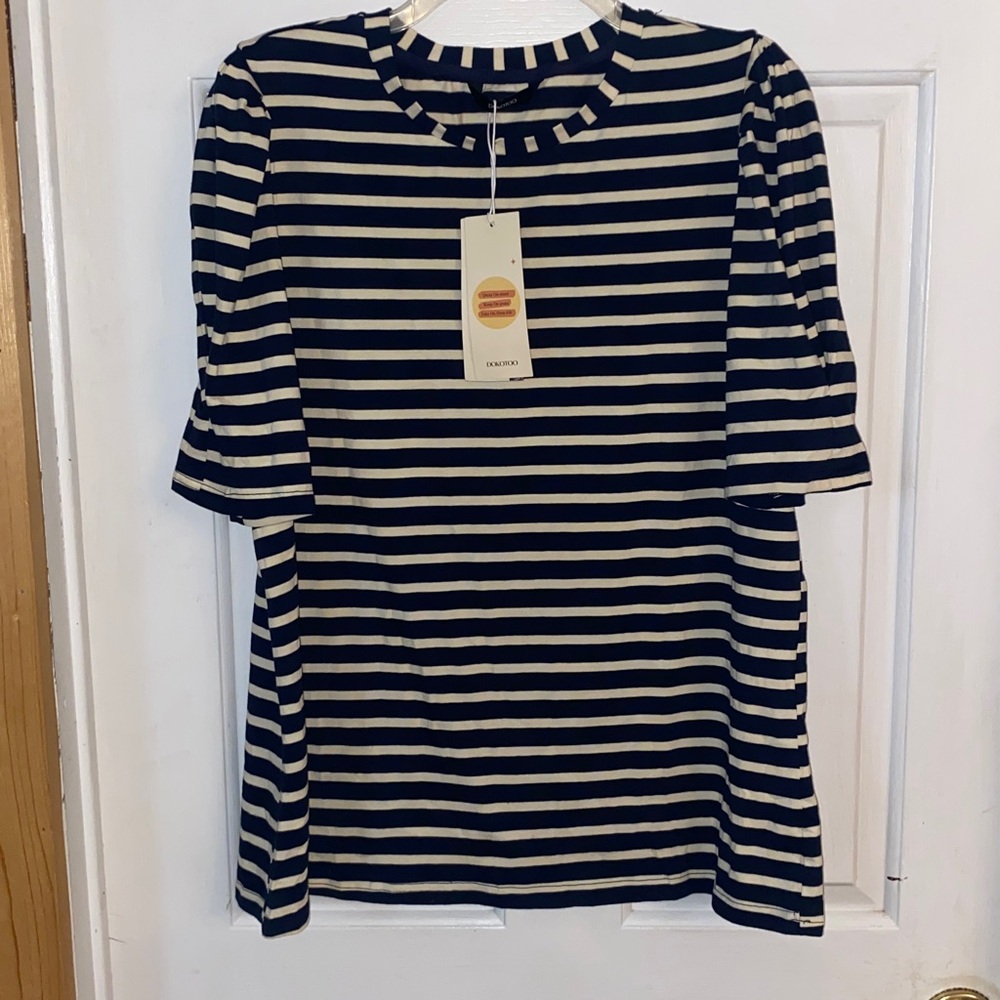 Dokotoo, women’s size XL short sleeve pullover top.
